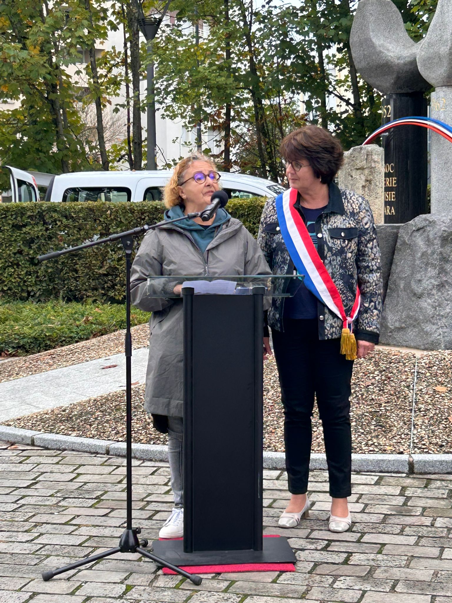 Nadia Viviani lit un poème de sa fille Nora à Bourges. À ses côtés, Marie-Pierre Richer, sénatrice, membre de la Commission nationale indépendante Harkis (CNIH) @Auteur inconnu/CNIH