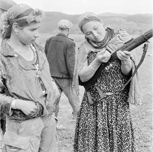 Entraînement au tir des harkettes du groupe d’autodéfense féminin de Catinat 1960 Entraînement au tir des harkettes du groupe d’autodéfense féminin de Catinat 1960