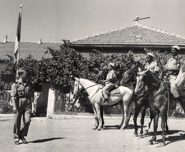 Revue de harkis à cheval Revue de harkis à cheval