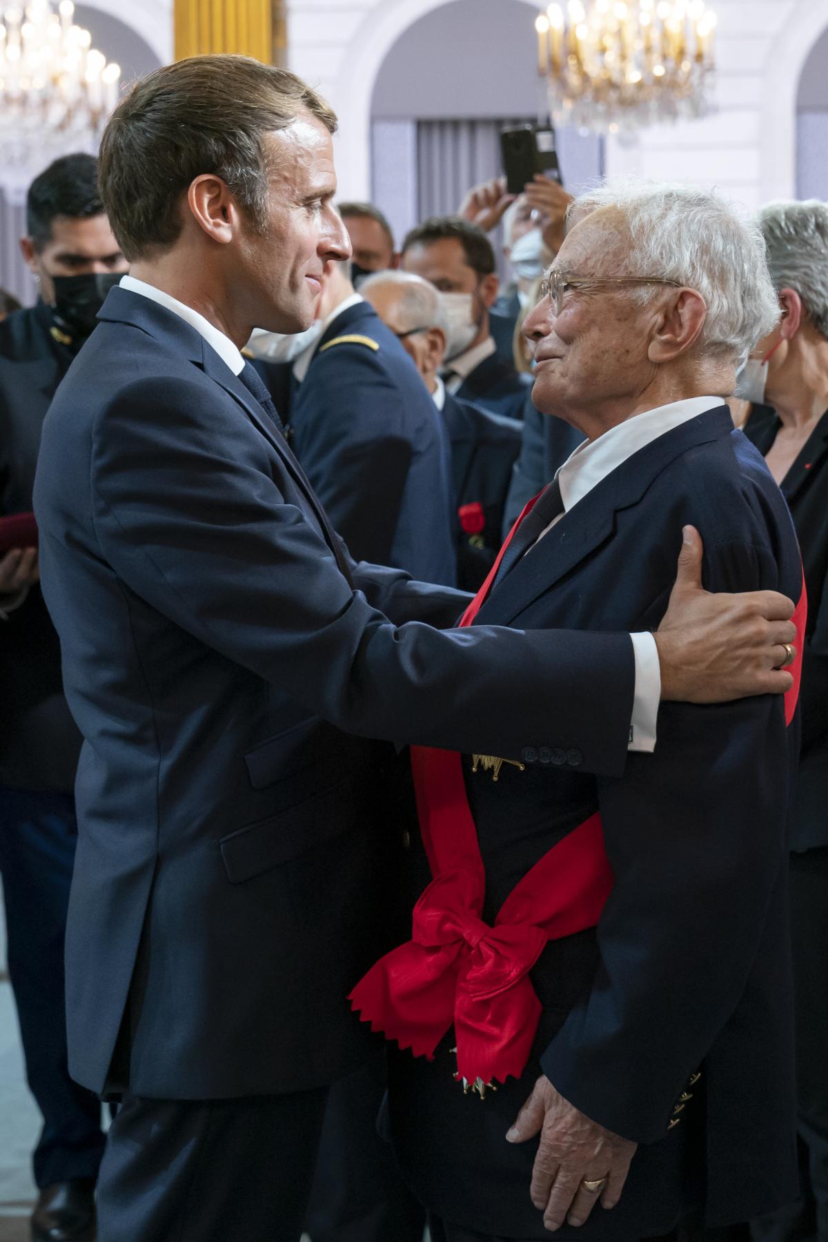Le 20 septembre 2021, le président Emmanuel Macron remet les insignes de Grand-croix de la Légion d’honneur au général François Meyer