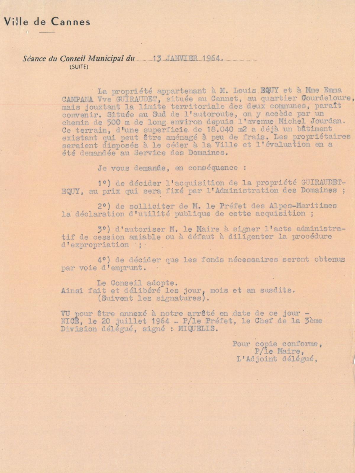 Illustration 1, p. 2 : délibérations du conseil municipal, séance extraordinaire du 13 janvier 1964, acquisition d’un terrain, quartier de Ranguin, en vue de la construction de logements d’urgence (Archives de Cannes, 22W238)
