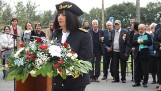 Dépôt de gerbe au pied de la stèle par la sous-préfète Dalila Zane 
