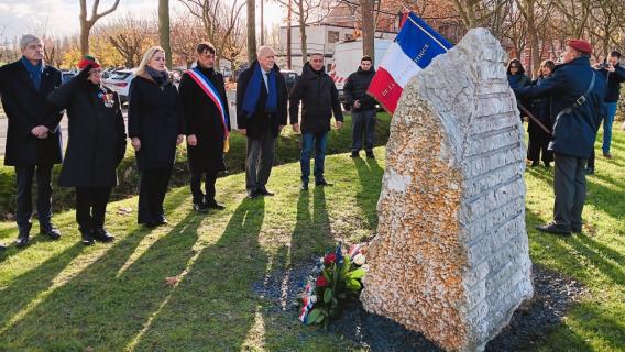 Dépôt de gerbes en hommage aux Harkis devant la stèle de la cité du stade à Beauvais.