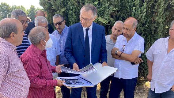 La Commission en au plus près des questionnements des Harkis et de leurs associations. La Commission en déplacement au plus près des questionnements des Harkis et de leurs associations.