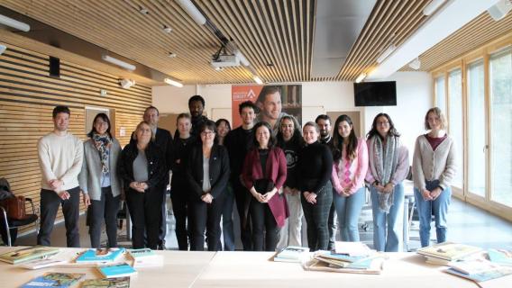 La professeure Hafida Belrhali entourée de ses étudiants ayant contribué au projet reg(Art)