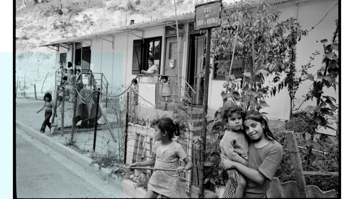 Vue sur des enfants de Harkis jouant dans une rue et devant des maisons à Cucuron : Camp de Harkis (Vaucluse) © Franck Martine / Magnum Photos Vue sur des enfants de Harkis jouant dans une rue et devant des maisons à Cucuron : Camp de Harkis (Vaucluse) © Franck Martine / Magnum Photos